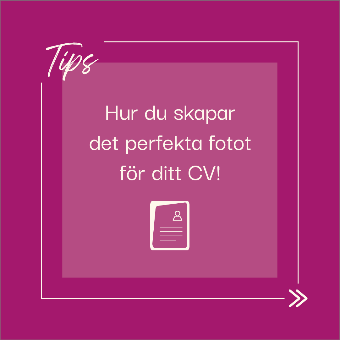 Grafik med rubriken 'Tips' i vit, kursiv text i det övre vänstra hörnet. I mitten står texten: 'Hur du skapar det perfekta fotot för ditt CV!' med en ikon av ett CV under. Bakgrunden är lila med en ljusare lila rektangel i mitten. En vit pil pekar åt höger i det nedre högra hörnet.